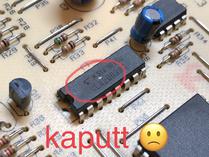 The allegedly broken IC on the mainboard. Note the minuscule crack at the centre.